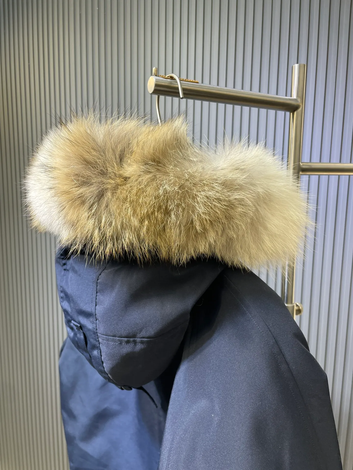 P900 special down Canada Goose Canada Goose #Chilliwack 7999M bomber jacket short down jacket/01 model #女与狠# Genuine synchronous anti-counterfeiting chip sensor! ➖ Imported 21S polyester-cotton blended original fabric [last year’s 16S/18S hard fabrics have been completely eliminated, this year all use 21S genuine synchronous fabrics, the soft mid-strap feels delicate and textured], genuine synchronous Feather-Light 10D waterproof coating fabric, made of 84.5 polyester fiber and 15.5 cotton, 100% the best feel in the entire network! ➖ The genuine official website is synchronized with the national standard 80 white duck down, you can check the official website customer service, there will never be a series of misleading claims such as 90 down or goose down! ➖ Using the best nylon lining with double double-layer sealing design, velvet-proof No. 7 needle + grid-filled down ready-made garments, there is 100% no so-called velvet running! ➖ The cuffs are designed with thickened seamless threads, and the collar and pockets are lined with top-quality polar fleece to keep you warm and comfortable! ➖ Yoshida YKK provides original custom-made electroplated sliders. YKK two-way lockable zippers are tight and smooth and will not peel off paint! ➖ 3M composite guarantees that the Velcro is the same as the original, durable, and all accessories and hardware are custom-made! ➖ Imported BEHRINGER embroidery machine to customize the 10,000-needle embroidery logo, 98% of which can be reproduced to restore the original logo. You can check and compare on the official website! ➖ The fur collars are all made of large pieces of Western Canadian blue wolf hide, ensuring that each fur collar is 13-15cm wide!   Size:XS-XXL